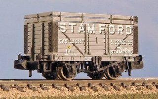Graham Farish N Scale 377 202: 8 Plank Wagon with Coke Rail 'Stamford': Toys & Games