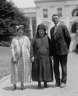 1925 photo Mrs. Gruen E. Puckett, 77, with son 34, & daughter 56 yrs., 6/12/2 f9   Photographs