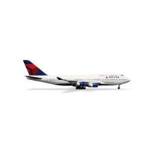 Herpa Wings Delta Airlines B747 400 1:500 Model Airplane: Toys & Games