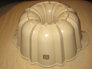 Vintage Littonware Large 4 Quart Microwave & Oven Heavy Plastic Fluted Bundt Cake Baking Pan (at least 2 cake mixes) Kitchen & Dining