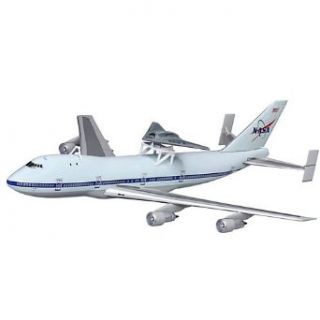 Dragon Models 1/400 Boeing 747 with X 45C "Phantom Ray", Edwards AFB: Toys & Games