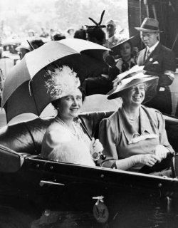 1939 Mrs. Eleanor Roosevelt and Queen Elizabeth, holding umbrella, in automob g2  