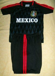 KIDS MEXICO BLACK SOCCER SET SIZE 10 (FOR AGES 8 & 9) JERSEY AND SHORTS (LINE ON SHORTS MAY BE RED OR WHITE SENT AT RANDOM): Sports & Outdoors