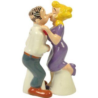 Westland Giftware Blondie Magnetic Blondie and Dagwood Kissing Salt and Pepper Shaker Set, 4 Inch: Kitchen & Dining