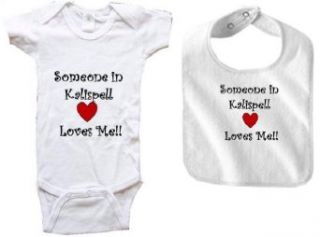 SOMEONE IN KALISPELL LOVES ME   2 Piece Baby Set   City series   Onesie and Bib: Clothing